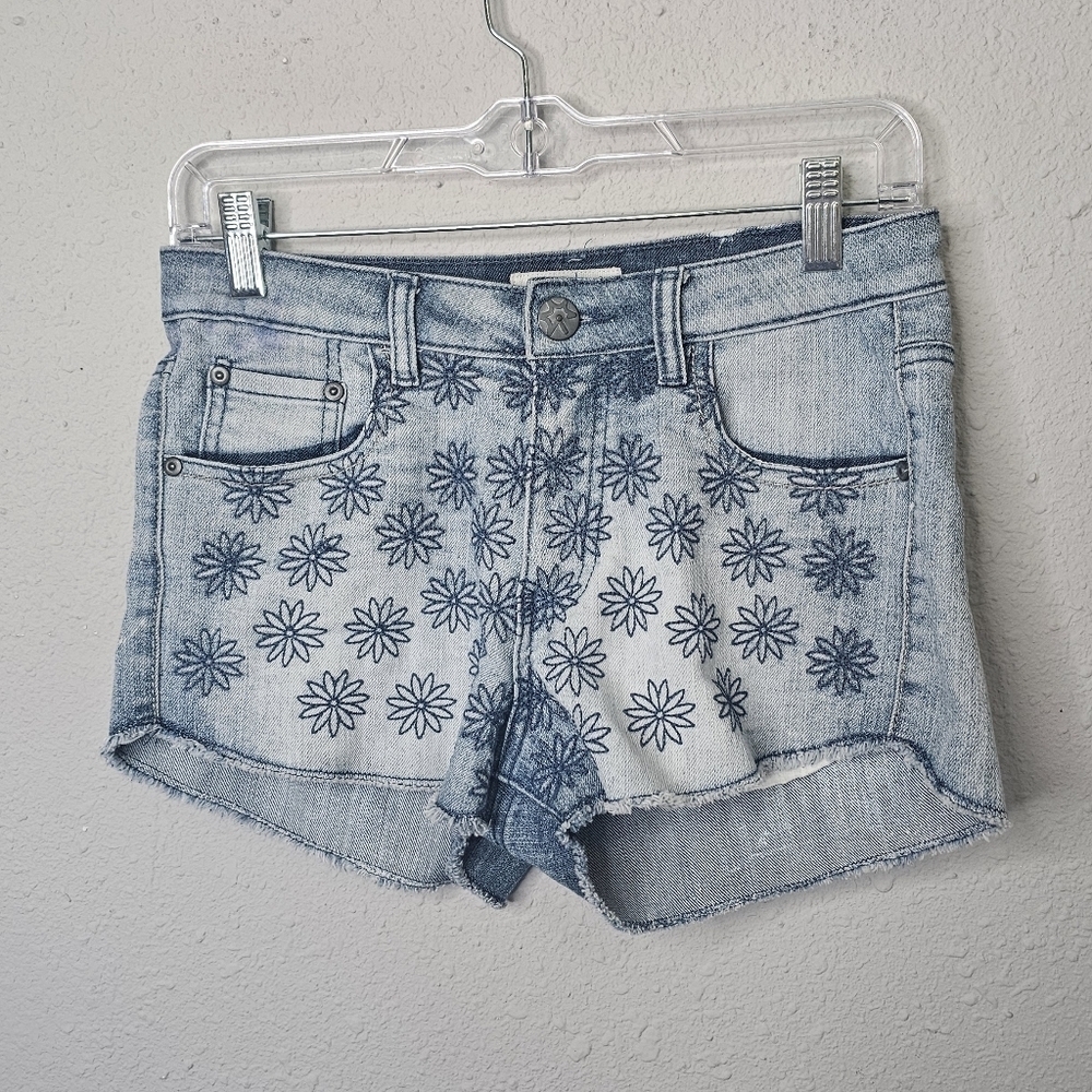 Rue21 Womens Embroidered Daisy Denim Shorts Light Wash Blue Frayed Hem Size 3/4